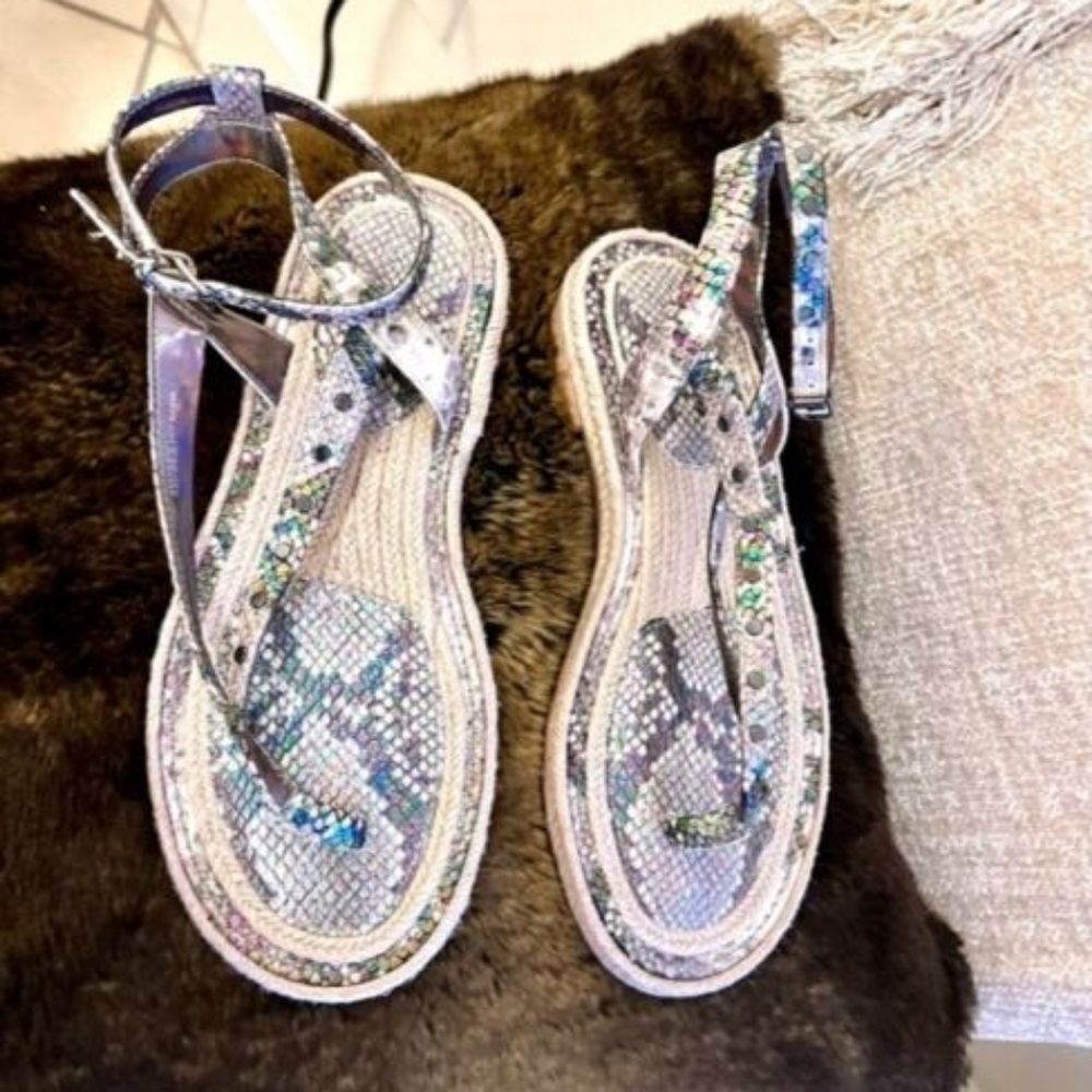 Vince Camuto Kelmia flat sandals size 8